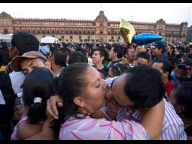 MESSICO: SAN VALENTINO DA RECORD, 40MILA SI BACIANO IN PIAZZA