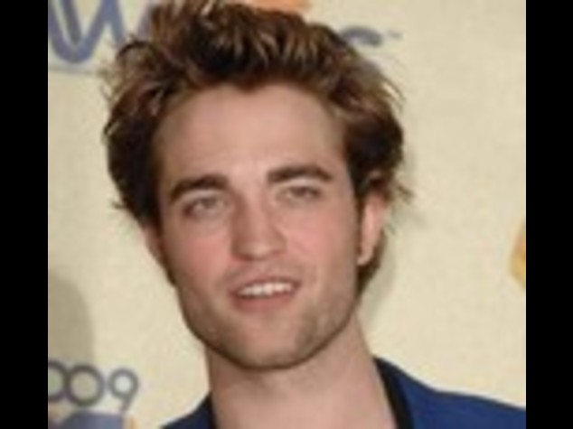 ASSEDIATO DA FAN, STAR "TWILIGHT" QUASI INVESTITO DA TAXI