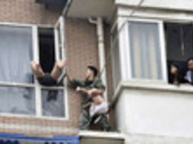 CINA: AGENTE STRAPPA BIMBA DALLE BRACCIA DEL PADRE CHE TENTA IL SUICIDIO