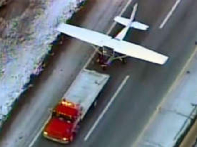 USA: AEREO ANTITRAFFICO ATTERRA SU AUTOSTRADA E CREA INGORGO
