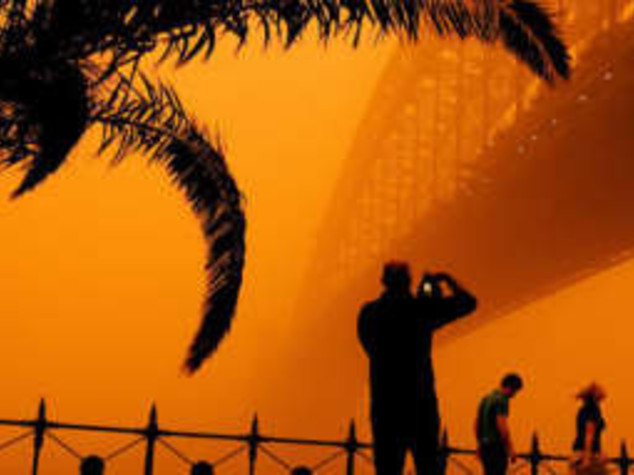 TEMPESTA DI SABBIA, SYDNEY "ARROSSISCE"