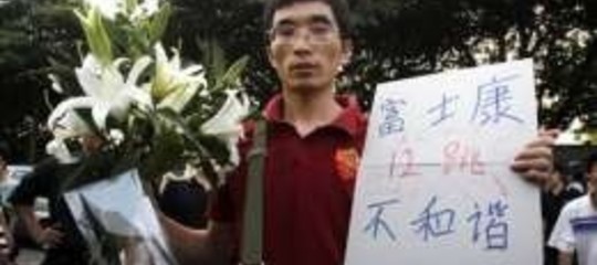 FOXCONN AUMENTA PAGHE A CAUSA DEI SUICIDI
