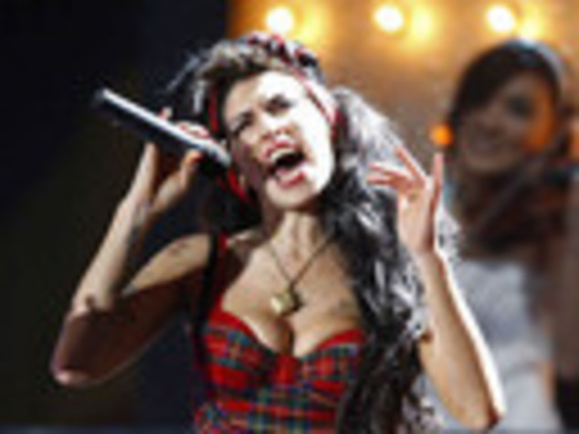 AMY WINEHOUSE CADE UBRIACA, LIVIDI SUL SENO RIFATTO