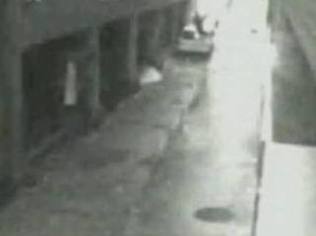 USA: CADE DA OTTAVO PIANO, MA LO SALVA IMBRACATURA
