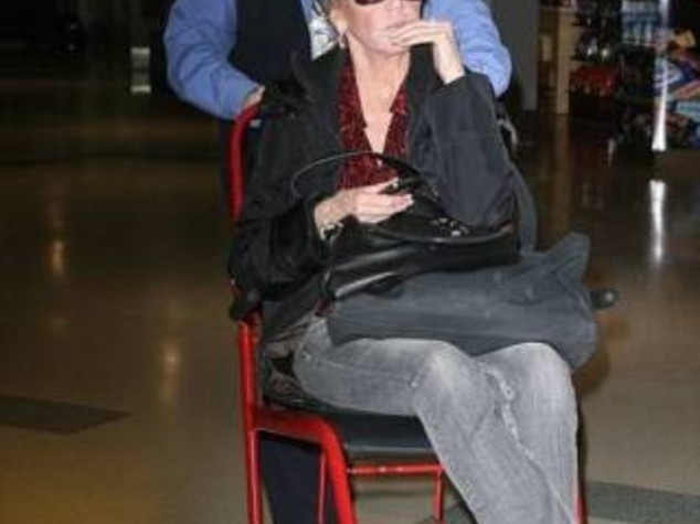JANE FONDA DA ICONA SALUTE A SEDIA A ROTELLE