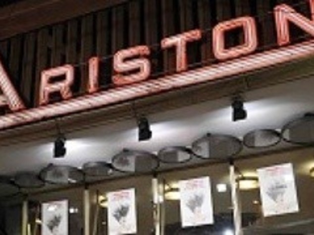 MANIFESTANTI CANTANO "BELLA CIAO" ALL'ESTERNO ARISTON