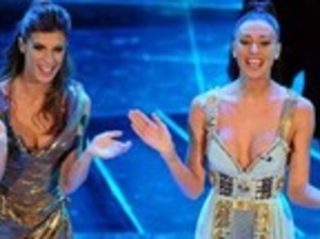 CANALIS,BELEN SEXI ANCHE NEL PRENDERE BICCHIERE