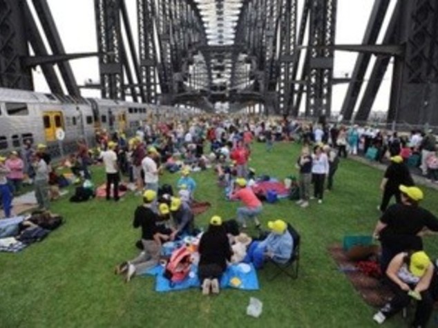 AUSTRALIA: IN 6MILA FANNO PICNIC SUL PONTE DI SYDNEY