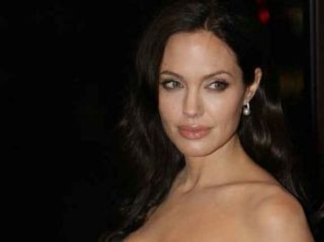 VIP: CHIRURGIA PLASTICA, ANCHE ANGELINA JOLIE HA CEDUTO?