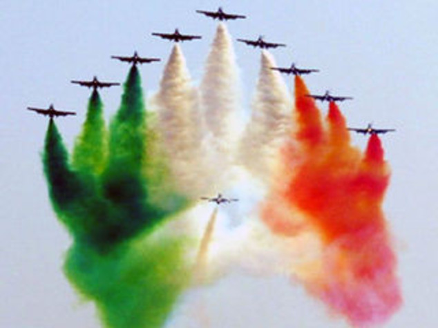 LE FRECCE TRICOLORI PROVANO ACROBAZIE
