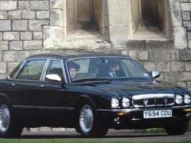 GB: AFFARONE, LA REGINA VENDE LA SUA DAIMLER PERSONALE
