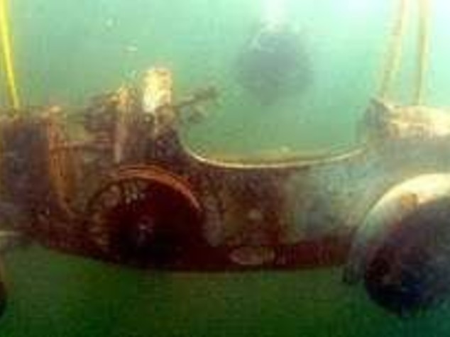 GB: ALL'ASTA LA BUGATTI RIPESCATA DA UN LAGO DOPO 73 ANNI