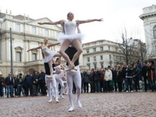 DANZATORI "SUPERDOTATI" DAVANTI ALLA SCALA MA E' UN PESCE D'APRILE