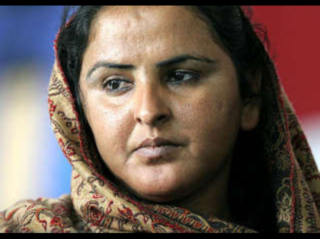 PAKISTAN; SUBI' E DENUNCIO' STUPRO, "EROINA" SPOSA BODY-GUARD