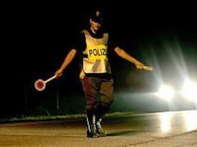 POLONIA: POLIZIOTTO SI MULTA DA SOLO PER RISPETTARE "QUOTA"