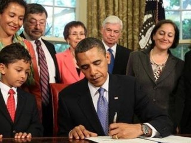 OBAMA FIRMA NUOVA LEGGE IN DIFESA DELLA LIBERTA' DI STAMPA MA NON ACCETTA DOMANDE