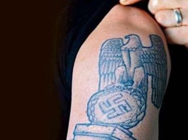 GERMANIA: HA UN TATUAGGIO NAZISTA, CHIRURGO EBREO NON LO OPERA