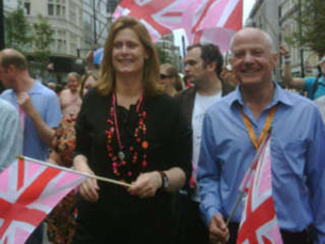 OMOSESSUALI A DOWNING STREET MOGLIE DI BROWN AL GAY PRIDE