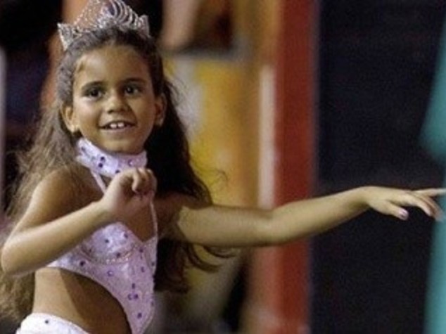 CARNEVALE: A RIO, LA BIMBA-REGINA SFILA TRA LE LACRIME