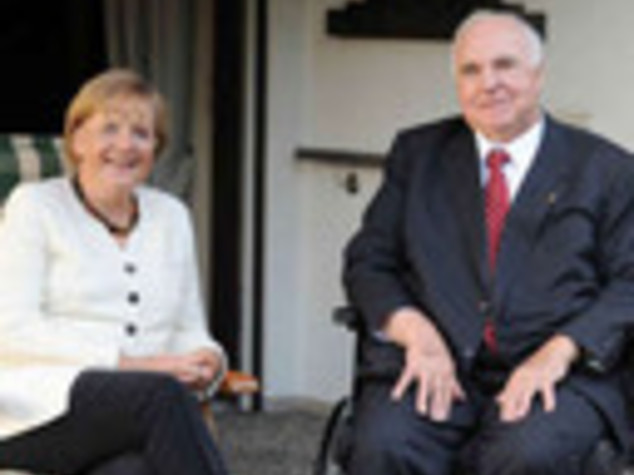 GERMANIA: MERKEL BOCCIA FRANCOBOLLO PER 80 ANNI DI KOHL