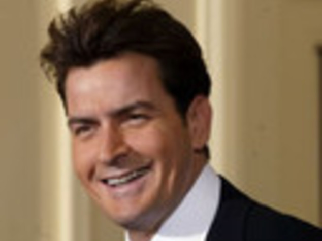 DOPO LE MINACCE COL COLTELLO CHARLIE SHEEN FA PACE CON LA MOGLIE