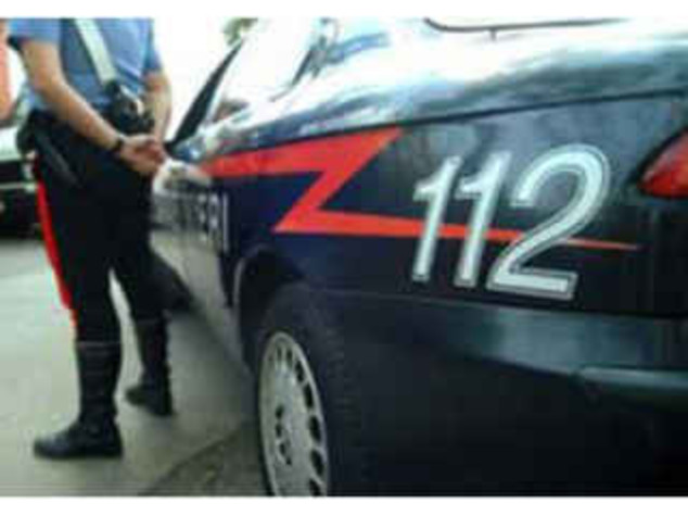 AUTOMOBILISTA UBRIACO SI SPOGLIA E CORTEGGIA CARABINIERI, ARRESTATO