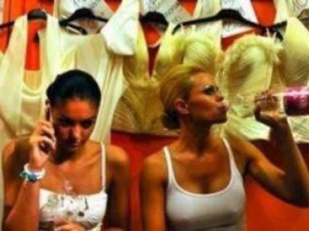 UNGHERIA: MISS CHIRURGIA PLASTICA, SFILANO LE BELLEZZE "AIUTATE"