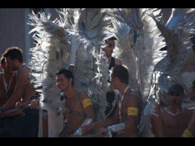 GAY PRIDE: CARRI, COLORI E MUSICA; IN MIGLIAIA A ROMA