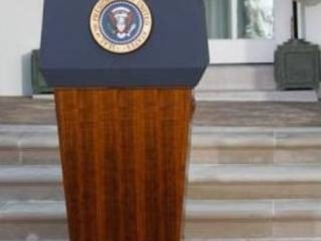 DURANTE UNA CONFERENZA STAMPA TOPO RUBA LA SCENA A OBAMA