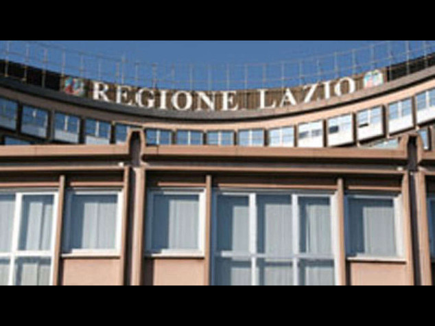 Protesta choc alla regione Lazio, con cappio al collo su albero