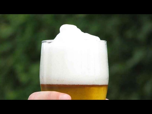 Postino vince la Corsa della Birra, ne scola 4 in 5 minuti
