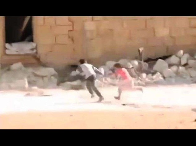 Siria: spopola su web video del bimbo-eroe che salva sorellina dai cecchini, ma e' falso - Video