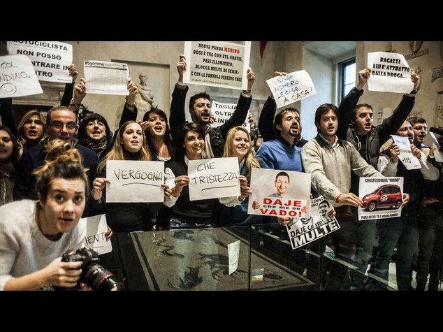 Marino, pagato multe anche se non dovevo. Proteste in Campidoglio, "dimissioni"