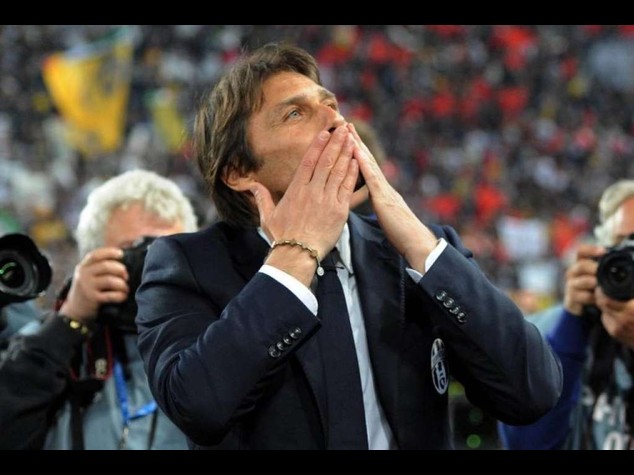 Antonio Conte si dimette. Tevez, "Grazie, sei un campione"