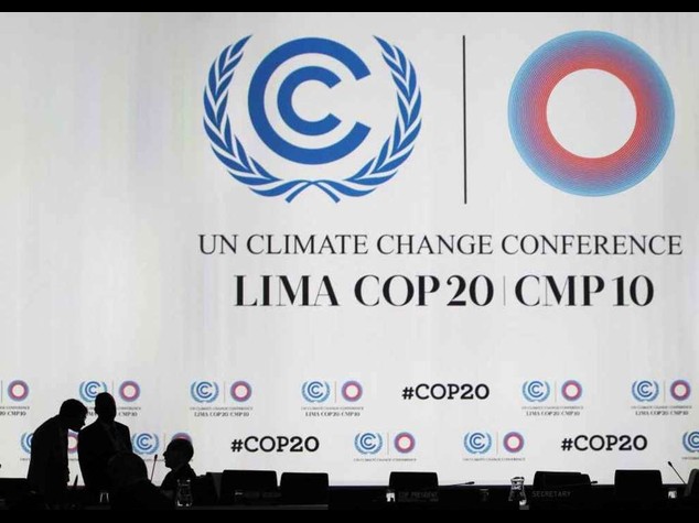 A Lima si fa la storia: accordo sul clima, si' a taglio emissioni