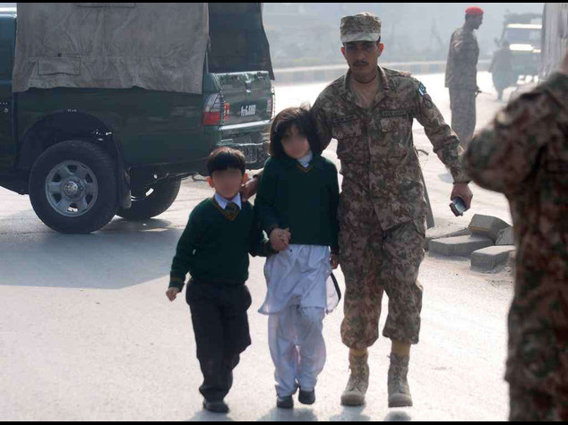 Orrore talebano, strage di bimbi 132 morti in scuola a Peshawar