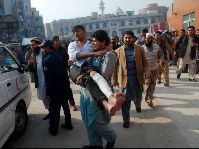 Pakistan: strage di bambini Attaccata una scuola, 130 morti