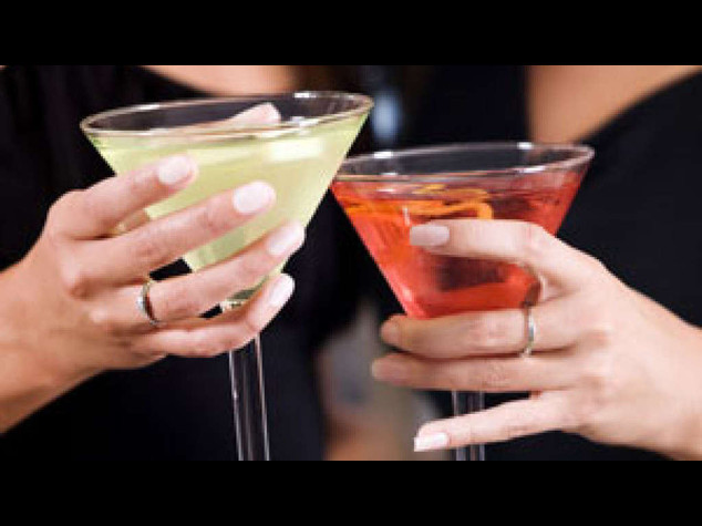 Alcol: anche bevitori leggeri piu' a rischio malattie cardiache