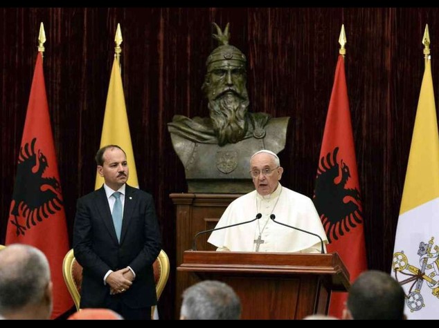 Il Papa in Albania, "gli estremisti travisano la fede. Non si uccide in nome di Dio"