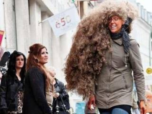 GERMANIA: NON SI TAGLIA CAPELLI DAL 2000, "CESPUGLIO" DA 7 CHILI