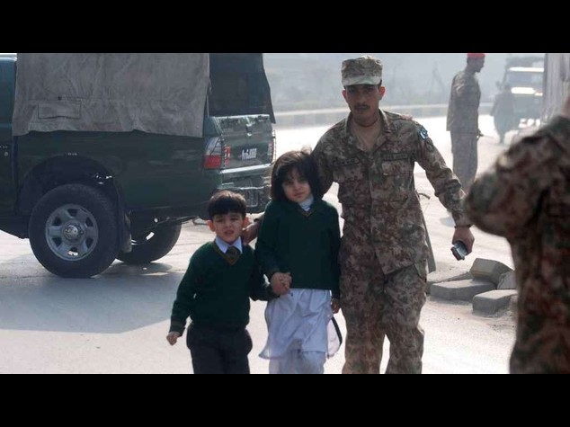 Pakistan: strage studenti scuola militare, 20 i bambini uccisi
