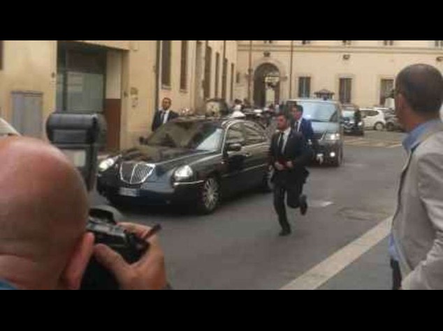 Riforme: Berlusconi-Renzi 'blindano' patto Nazareno, furia Grillo