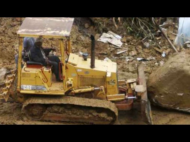 Ubriaco ruba un bulldozer per tornare a casa, e spacca tutto