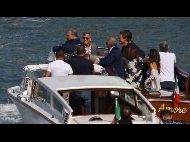 Clooney e Amal a Venezia per le nozze, in taxi sul Canal Grande