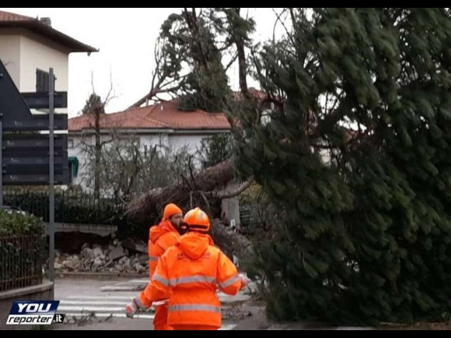 Maltempo: vento a 150km/ora in Toscana, pioggia in Abruzzo e Lazio, neve nelle Marche