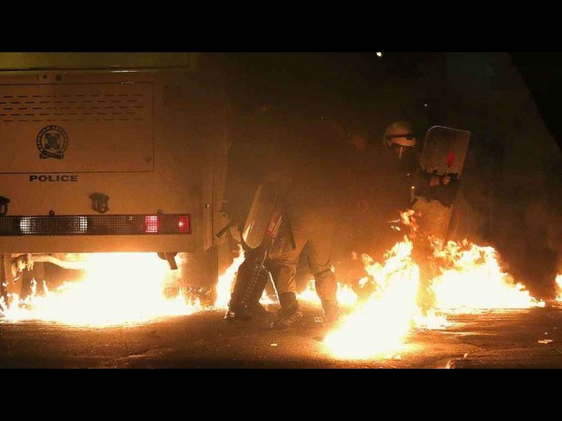 Grecia: scontri ad Atene per studente ucciso 6 anni fa da polizia - Video