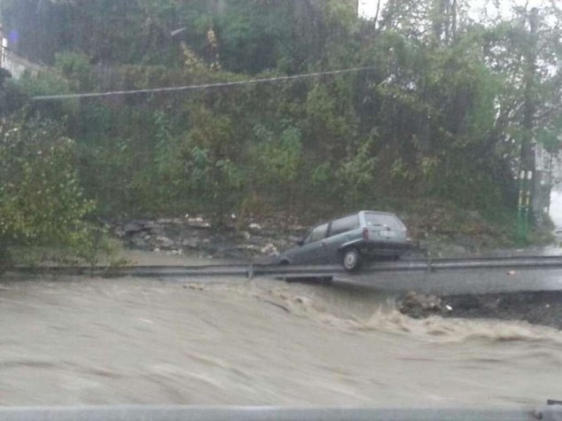 Nubifragi, frane e alluvioni Liguria in ginocchio, un morto