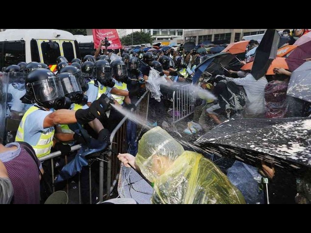 Hong Kong: governo ritira dalle strade agenti anti-sommossa