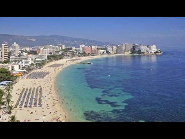 Gb: citta' Baleari vieta alcol per strada, britannici insorgono