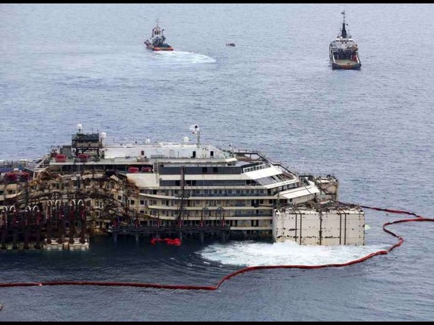 La Concordia e' tornata a galla Spostata di 30 metri - Diretta